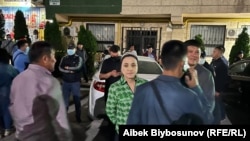 Дамира Ниязалиева тинтүүгө алынып жаткан шайлоо штабынын жанында. 29-май, 2023-жыл. 