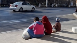 Diňle: Ýaremezançy çagalar öýlere we hususy dükanlara aýlanýar, käbir satyjylar möhleti geçen önümleri berýär