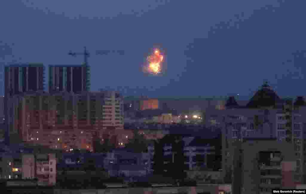 Взрывающаяся над Киевом российская ракета, 2 января 2023 года. В результате атаки в украинской столице погибли три человека и десятки получили ранения &nbsp;