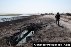 Повреждения моста, соединяющего оккупированный Россией Крым с материковой частью Украины, 23 июня 2023 года.