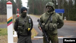 Літоўскія памежнік і вайсковец на мяжы Літвы і Беларусі, архіўнае фота