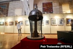 Этот шлем был изготовлен в Центральной Азии в XVII или XVIII веке