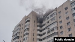 Өрт чыккан көп кабаттуу үй.