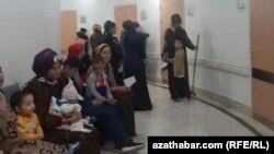 Дети и родители ждут очереди на медицинский осмотр в поликлинике. Туркменистан (архивное фото)