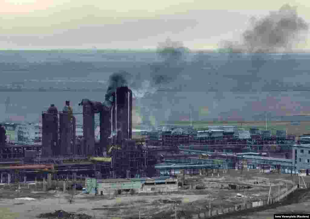 Коксохимический завод в Авдеевке. Фото снято с украинского дрона 20 февраля. Институт изучения войны (The Institute for the Study of War) прогнозирует, что захват Авдеевки будет означать лишь &laquo;немедленную информационную и политическую победу&raquo; Кремля и не приведет к существенному оперативному прорыву. &laquo;Украинские силы уже давно укрепили многие близлежащие населенные пункты, которые российские войска также пытаются захватить&raquo;, &mdash; сообщил аналитический центр 15 февраля