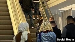 Женщины без хиджаба в торговом центре в Иране