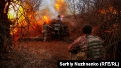 Воїни 126-ї окремої бригади ТРО ЗСУ ведуть вогонь із гаубиці Д-30 по російських військах. Херсонщина. Україна, 12 березня 2024 року