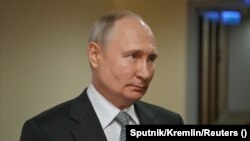 Орусиянын президенти Владимир Путин журналисттердин суроолоруна жооп берүүдө. Москва, 13-июль, 2023-жыл. Фотограф Александр Казаковдун сүрөтү Рейтер агенттигинен алынды.
