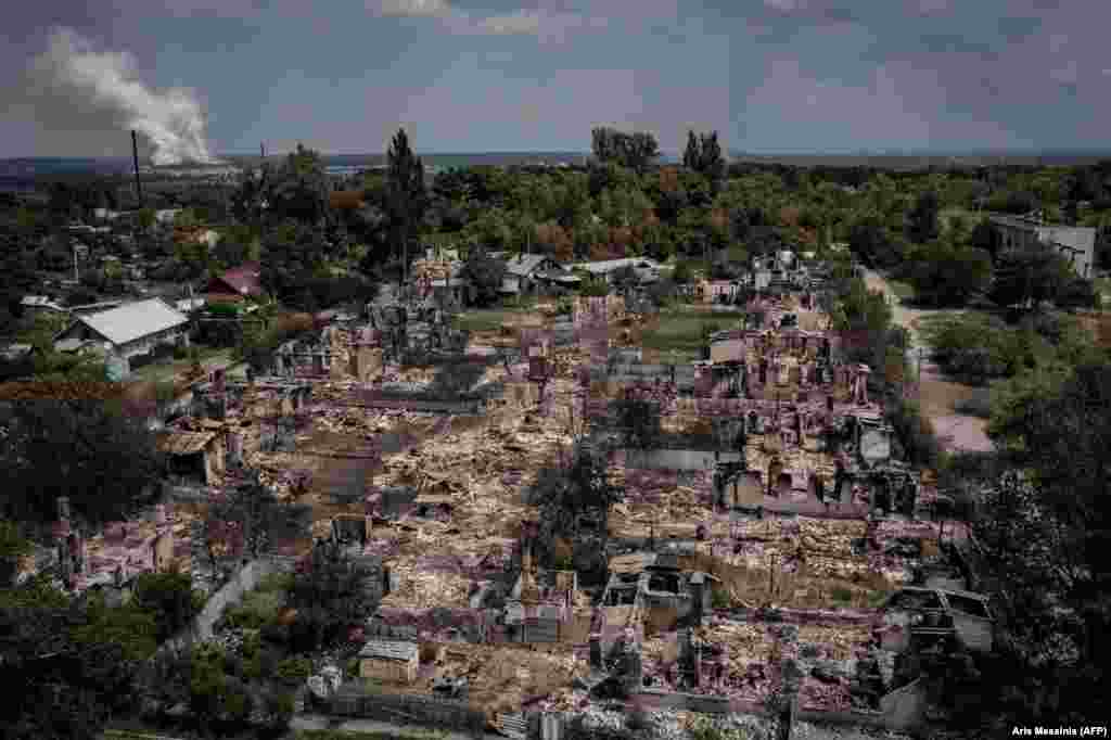 Uruş başlanyndan birnäçe aý geçensoň, ýaşaýyş jaýlaryň harabaçylygy, surat 2022-nji ýylyň iýun aýynda düşürildi. Şol döwürde rus goşunlary Prywilliýa şäherini basyp alandyklaryny aýtdylar.