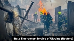 Пожежні працюють на місці російського ракетного удару, Одеса, Україна, 15 березня 2024 року