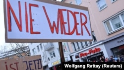 Напис на плакаті: «Ніколи знову», Бонн, 21 січня 2024 року