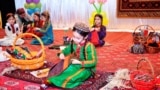 Türkmen döwleti çagalara, şol sanda körpelere berk gözegçilik edýär. Çagalar baglaryndaky kiçi körpeler hem döwlet propagandasyny mahabatlandyrýan çärelere gatnaşdyrylýar. 
