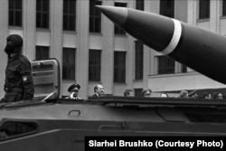 Александр Лукашенко (в центре) во время празднования Дня Победы 9 мая 1995 года