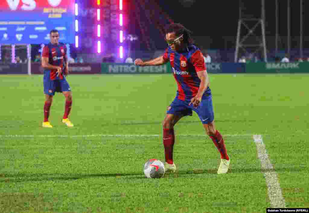 Атактуу футболчу Эдгар Давидс &quot;Барселона&quot; клубунда 2004-жылы ойногон.