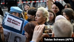 Юлия Навальная Берлиндеги Орусиянын элчилигинин алдындагы нааразылык акциясында, 17-март, 2024-жыл.