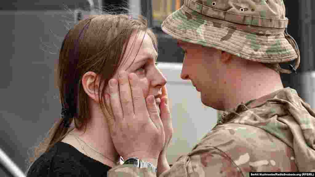 Объятия перед прощанием. Подобные сцены можно увидеть на вокзалах по всей стране. Украина изо всех сил пытается сдержать натиск российских войск, которые хотят добиться оперативных успехов в Донбассе