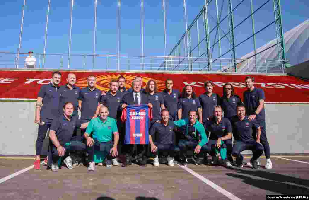 30-августта Бишкектеги Дөлөн Өмүрзаков атындагы стадиондо испаниялык &ldquo;Барселона&rdquo; клубунун мурдагы оюнчулары жана Борбор Азиянын ардагер футболчулары ортосунда беттеш өттү. Ал 3:0 эсебинде &quot;Барселонанын&quot; жеңиши менен аяктады. Мунун алдында &ldquo;Барселонанын&quot; легендалары Жалал-Абад шаарындагы футбол академиясынын ачылышына катышып, жаш футболчулар менен ойноп, машыгууларды өткөрдү. Кыргызстанга клубдун президенти Жоан Лапорта да келди.