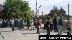 Баткенде нааразы болуп чогулган ишкерлер. 