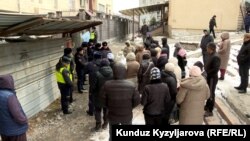 Топтолгон тургундар кийим-кечесин, жеке документтерин ала албай, милиция менен кайым айтышкан учур. 2-март, 2024-жыл.