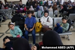 Палестинці з подвійними громадянствами та іноземці чекають на КПП «Рафах» на евакуацію з Сектора Гази. 7 листопада 2023 року