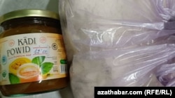 Döwlet dükanlarynda ilata unuň gapdaly bilen ýaramlylyk möhleti geçen ýylyň oktýabrynda gutaran kädi powidlosy satylýar.