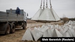 Встановлення «зубів дракона» поблизу кордону з Росією в Чернігівській області, 28 березня 2024 року