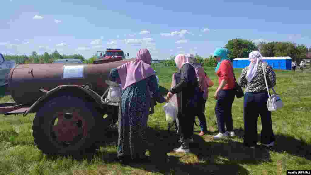 Тәһарәт алырга техник су китереп куелган иде