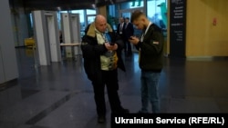 Богдан Єрмохін (праворуч), повернутий з депортації хлопець, якому, за повідомленням його адвокатки, РФ вручила повістку