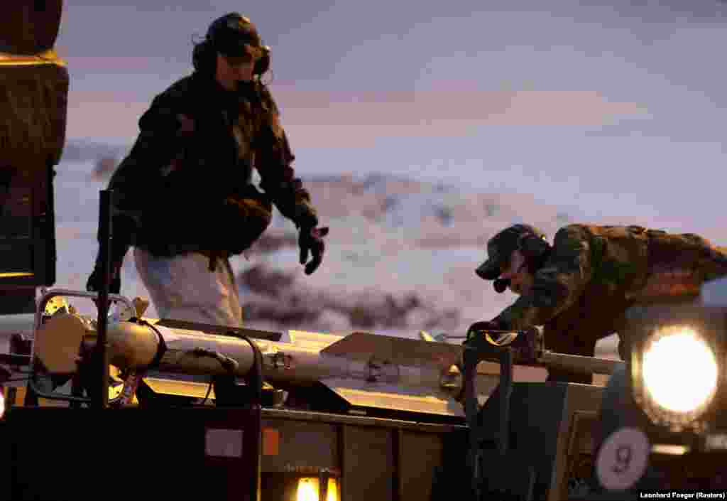 Экипаж готовит самолёт Gripen к взлёту на авиабазе на севере Швеции 4 марта. Шведы были в основном против членства в НАТО до российского вторжения в Украину. Социологический опрос, проведённый через несколько дней после вторжения, показал, что 41 процент шведов выступает за присоединение к альянсу, тогда как 35 процентов высказались против, у остальных респондентов не было чёткой позиции