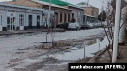 Türkmenabadyň etrapçalarynyň birindäki köçe. Fewral, 2024 ý.