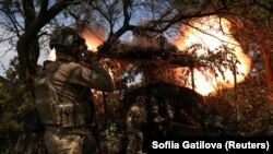 Українські військовослужбовці ведуть вогонь з гаубиці по російських військах на позиції поблизу прифронтового міста Бахмут, 11 липня 2023 року