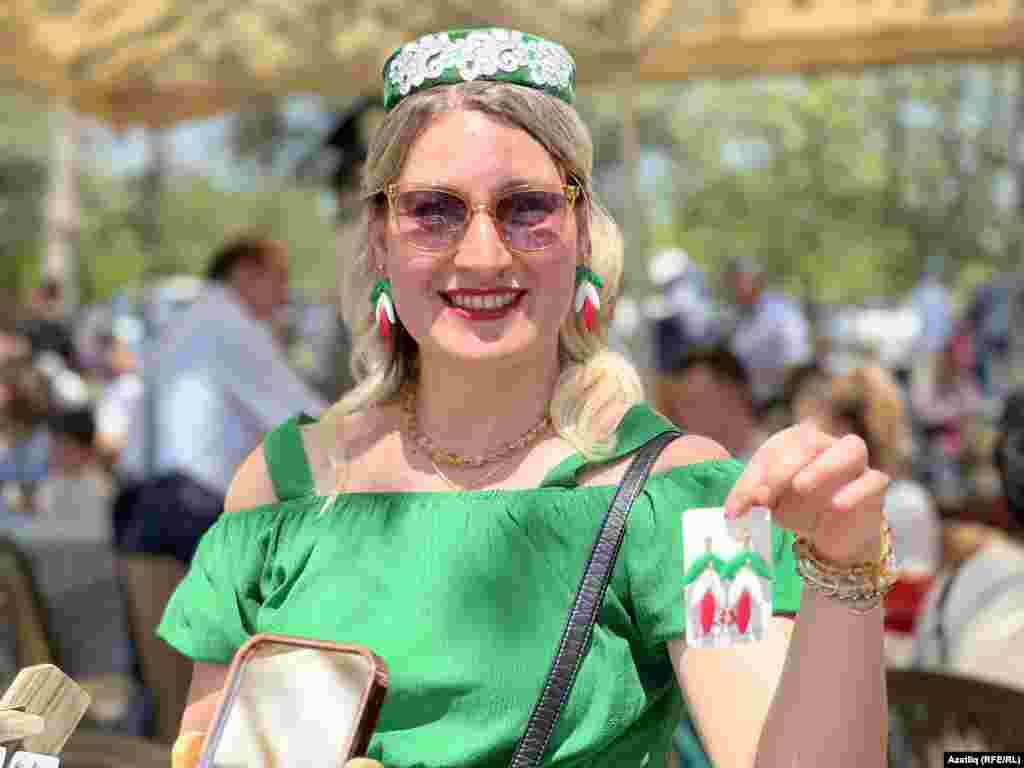 Сабантуйда сәүдә дә оештырылган иде. Мәсәлән, кем тели милли бизәкле эшләнмәләр ала алды.