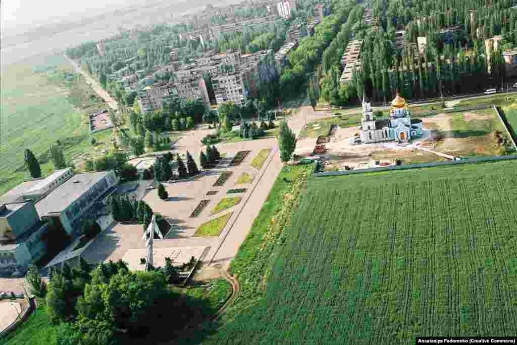 Архивное фото строящейся церкви Святой Марии Магдалины (справа), июнь 2007 года. В начале 2022 года в Авдеевке проживало около 31 тысячи человек, несмотря на то, что город находился недалеко от линии фронта. Многолетний конфликт между поддерживаемыми Россией сепаратистами и украинскими силами предшествовал полномасштабному российскому вторжению