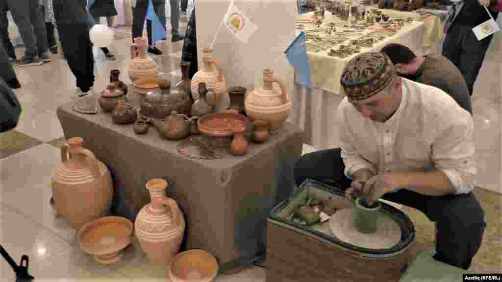 Балчыктан милли савыт-саба ясаучы чүлмәкче Эльдар Гусенов&nbsp;