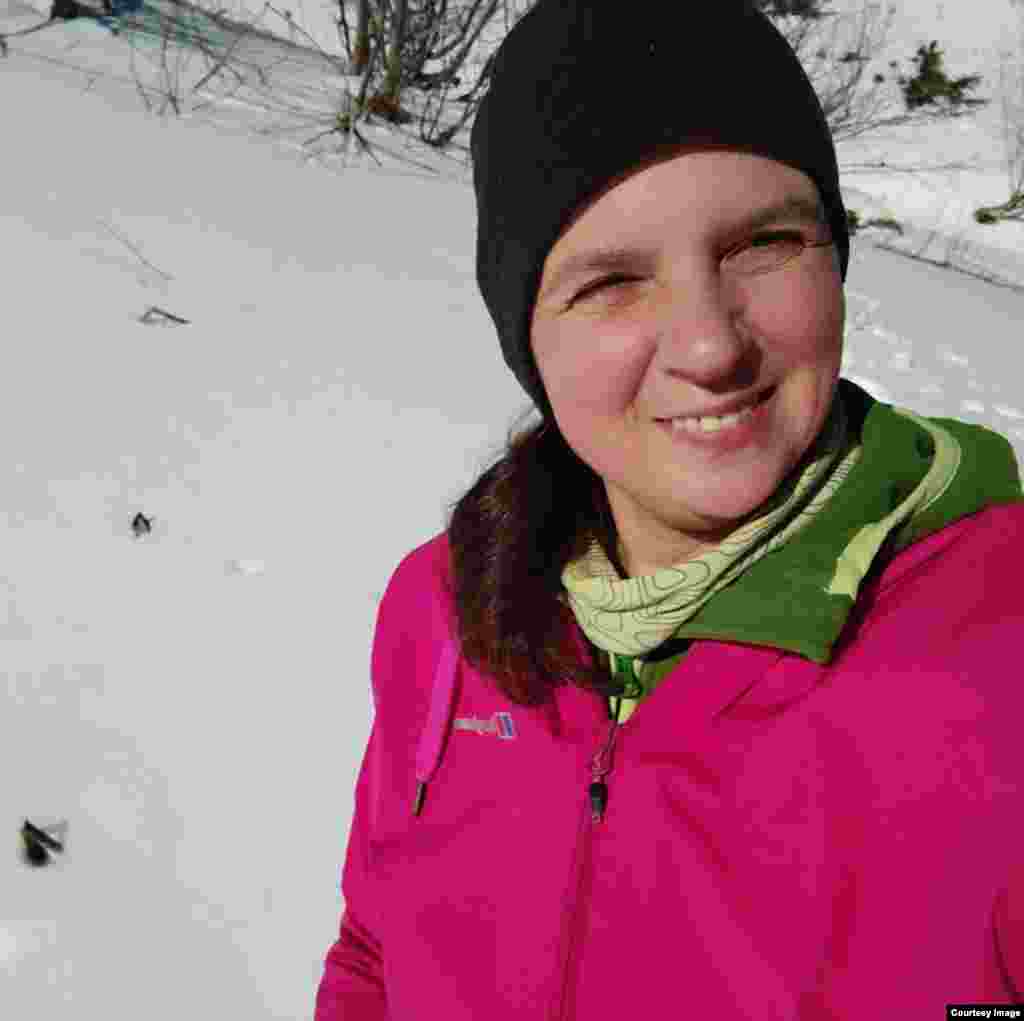 Основательница фонда Ela I Ti &mdash;&nbsp;Гергана Дойчинова. Она создала организацию в 2017 году, чтобы помочь соотечественникам с ограниченными физическими возможностями насладиться отдыхом на свежем воздухе. Такие люди &laquo;мечтают о том же, что и мы&raquo;, говорит она в интервью Болгарской редакции Азаттыка. По словам Дойчиновой, волонтёры фонда помогают людям, страдающим тяжёлыми заболеваниями, &laquo;ощутить атмосферу гор&raquo; и подняться на вершины, которые они не могут покорить самостоятельно