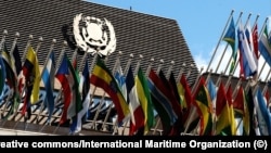 Эл аралык деңиз уюмуна мүчө мамлекеттердин желектери жана уюмдун эн белгиси. 