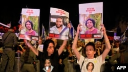 ХАМАСтын туткунунда кармалып турган жакындарынын сүрөтүн кармаган израилдиктер. 27-июнь, 2024-жыл. Иерусалим.