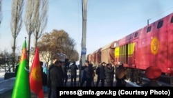 Түркмөнстандан келген жардамды тосуп алуу учуру. 