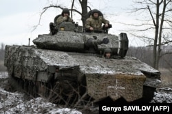 Украинские военнослужащие и их боевая машина пехоты CV90 шведского производства