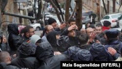 აქცია აქტივისტ ნატა ფერაძის სახლთან.