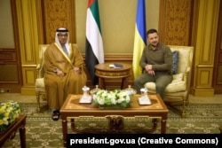 Президент України Володимир Зеленський і віцепрем’єр-міністр Об’єднаних Арабських Еміратів шейх Мансур бін Заїд Аль-Нагаян. Джидда, Саудівська Аравія, 19 травня 2023 року