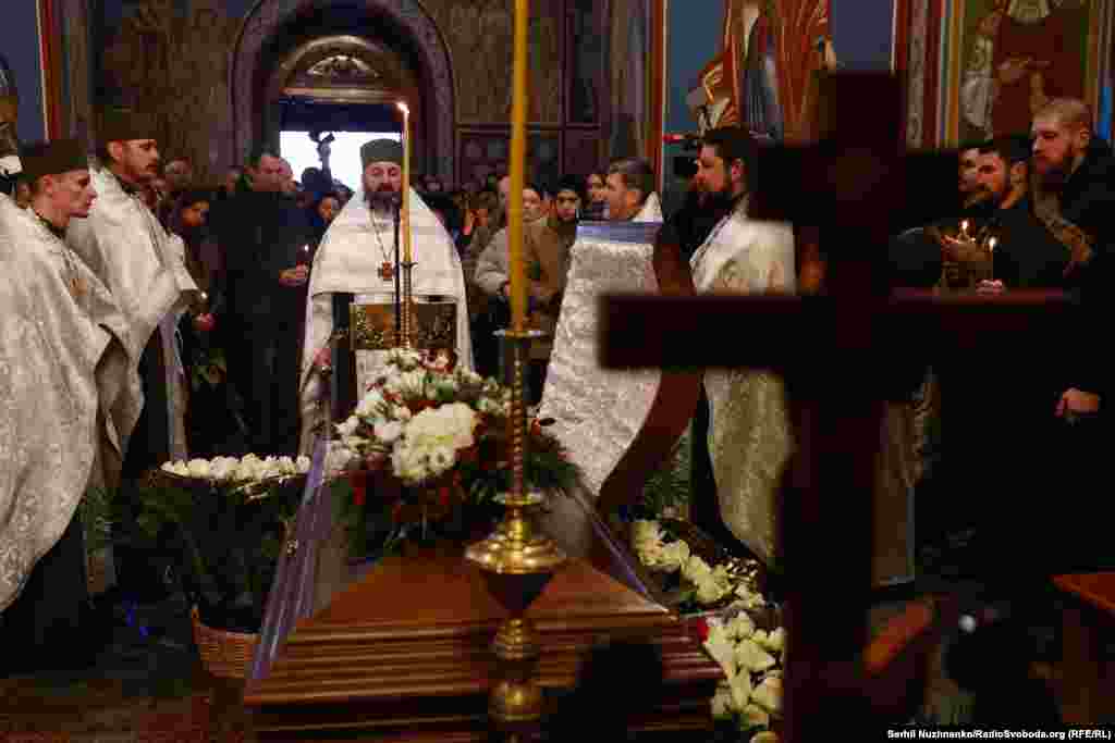 Максим Кривцов брав участь у Революції гідності, а потім пішов добровольцем на фронт у 2014 році. Воював у складі 5-го батальйону Добровольчого українського корпусу &laquo;Правий сектор&raquo; і разом з &laquo;Вовками Да Вінчі&raquo;