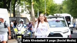 ذکیه خدادادی هنگام حمل مشعل المپیک در یکی از جاده های پاریس 