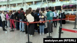 Звартноц аэпортунда каттоого кезек күтүп турган жарандар. 22-апрель, 2024-жыл. Армения.