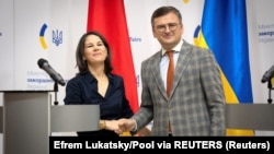 Міністр закордонних справ Німеччини Анналена Бербок та міністр закордонних справ України Дмитро Кулеба на спільній пресконференції за підсумками переговорів у Києві, 11 вересня 2023 року