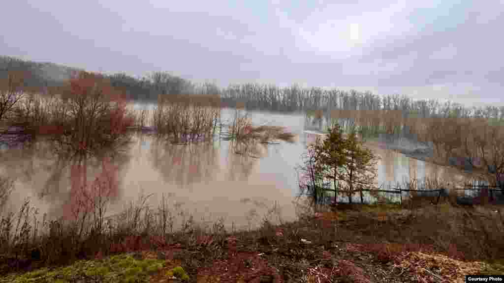 Оренбур өлкәсе Татар Каргаласы авылы аркылы Каргалы елгасы ага, авыл читеннән &mdash; Сакмар елгасы. Ике елгада да су дәрәҗәсе күтәрелгән, агым тизәйгән.