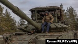 Українські військові керують танком на дорозі в Лиманському районі, 21 січня 2024 року на тлі російського вторгнення в Україну