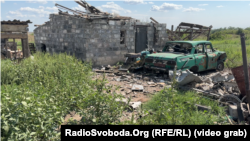 Зруйнований внаслідок обстрілів будинок та пошкоджене авто у Макарівці, кінець серпня 2023 року