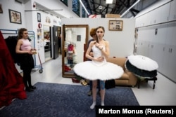 Костюмер поправляет за кулисами костюм Муромцевой