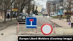 Росія відкрила шість виборчих дільниць на своїх виборах у Придністров’ї (на фото – залізобетонний блок біля дільниці в Тирасполі, 17 березня 2024 року)